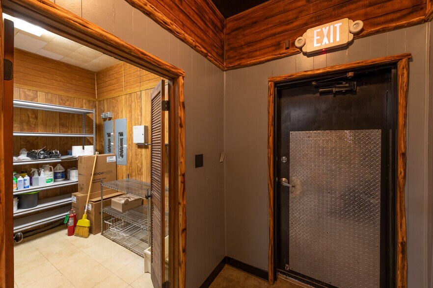 More Photos Of 1402 Old Iowa Park, Wichita Falls Specialty For Lease