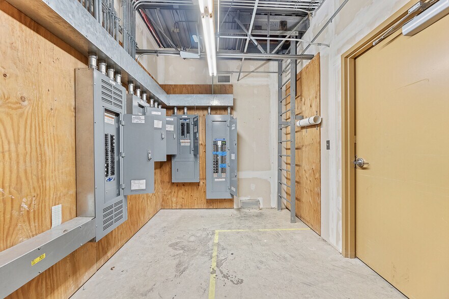 More Photos Of 2229 E State St, Salem Drugstore For Sale