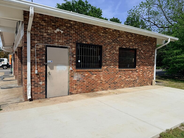 More Photos Of 302 N Main St, Fuquay-Varina Convenience Store For Lease