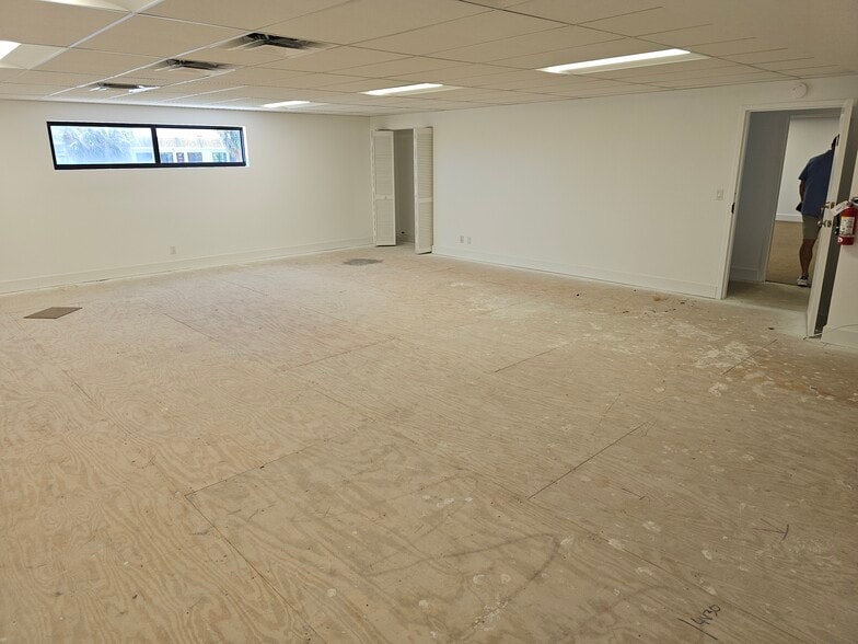 More Photos Of 1399 N Killian Dr, Lake Park Warehouse For Lease