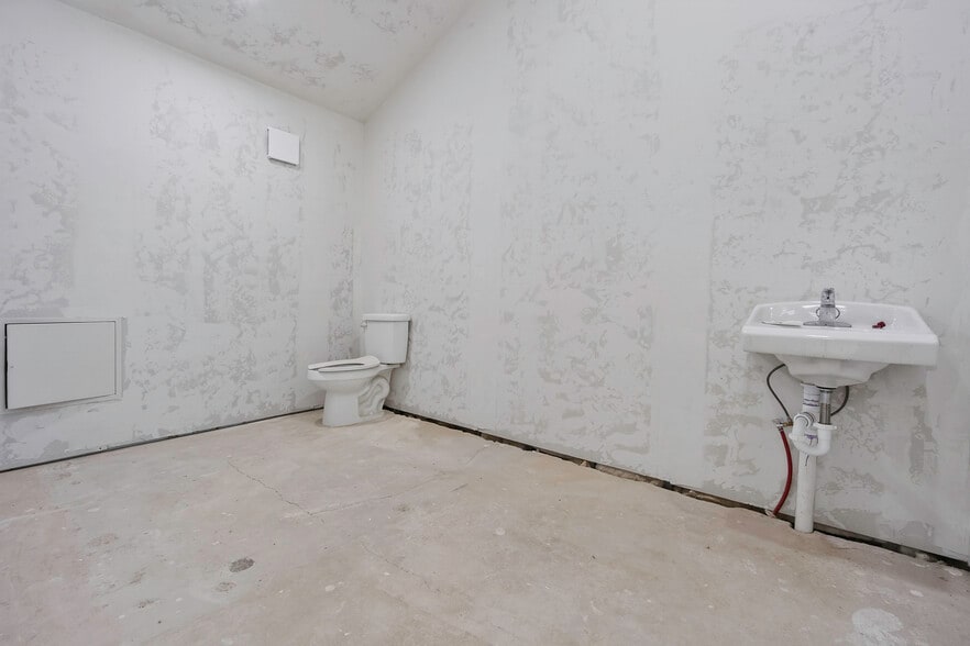 More Photos Of 4403-4411 SW 3rd St, Oklahoma City Showroom For Lease