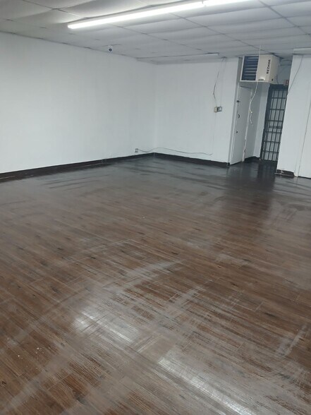 More Photos Of 6111 SRL Thornton Freeway, Dallas General Retail For Lease
