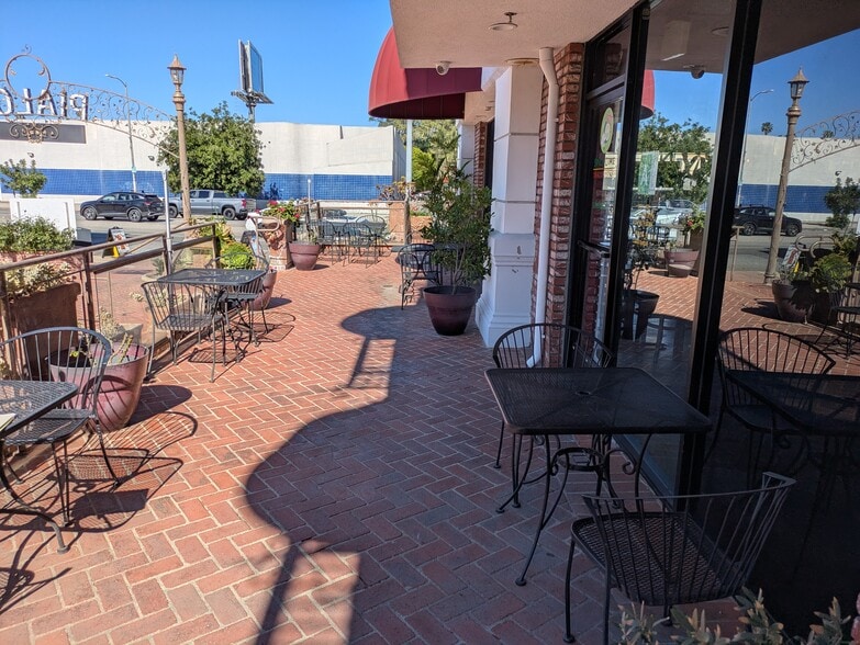 More Photos Of 15928 Ventura Blvd, Encino Storefront Retail Office For Lease