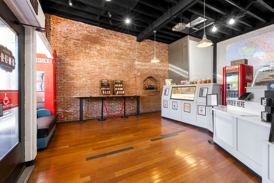 More Photos Of 505-678 Lincoln Blvd, Lincoln Storefront For Sale