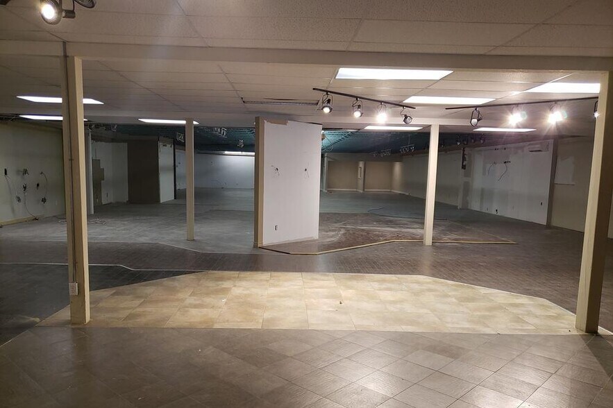 More Photos Of 126 Rue Jacques-Cartier N, St-Jean Storefront For Sale