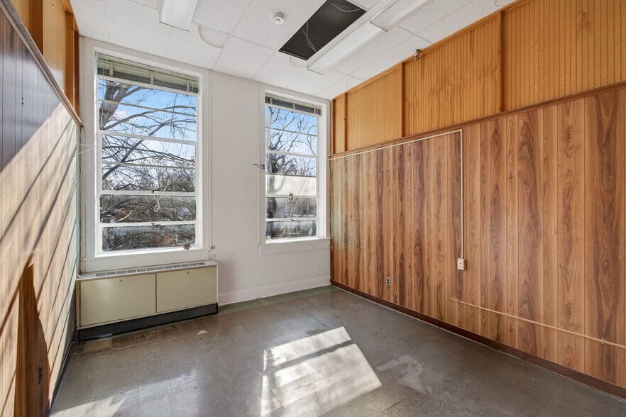 More Photos Of 61 Crown St, Kingston Office For Lease