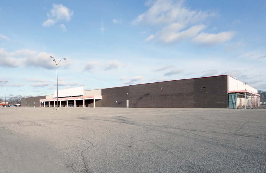 More Photos Of 34800 Groesbeck Hwy, Clinton Township Freestanding For Lease