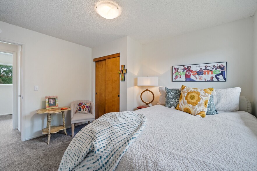 More Photos Of 1009-1011 Grove Ave, Tillamook Apartments For Sale