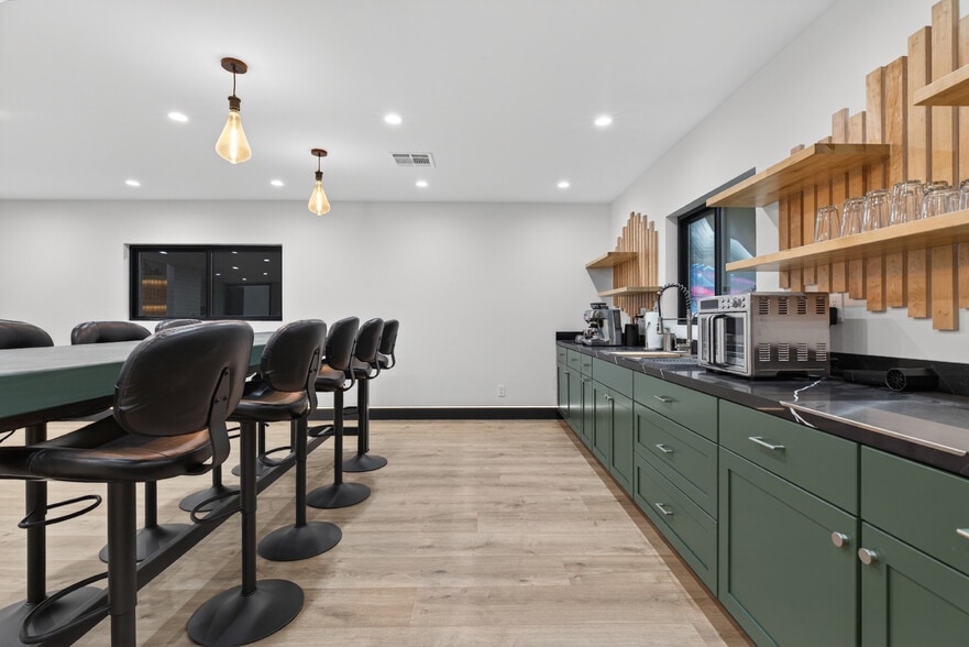 More Photos Of 703 S Main St, Burbank Showroom For Sale