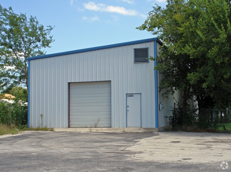 More Photos Of 49 Happy St, Killeen Warehouse For Lease