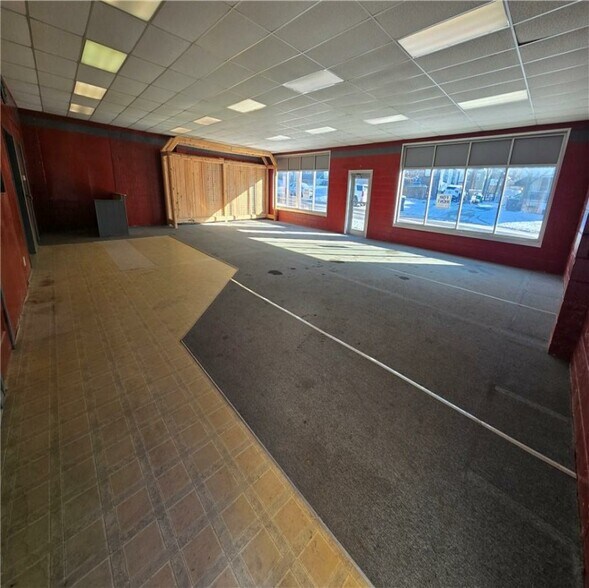 More Photos Of 302 N Silver St, Paola General Retail For Sale