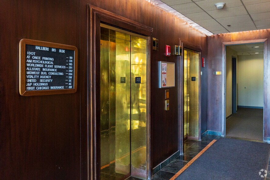 More Photos Of 6640 S Cicero Ave, Bedford Park Office For Lease