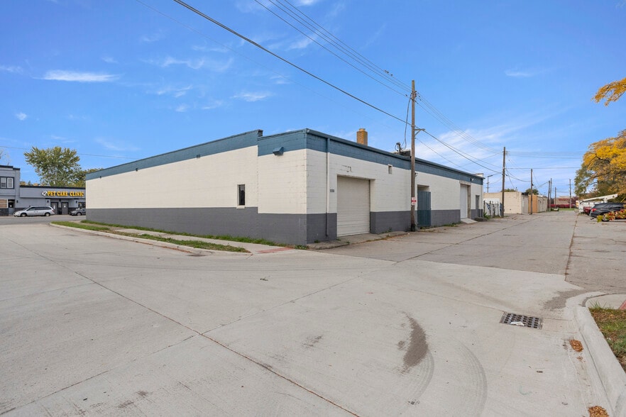 More Photos Of 1056-1060 Southfield Rd, Lincoln Park Freestanding For Lease
