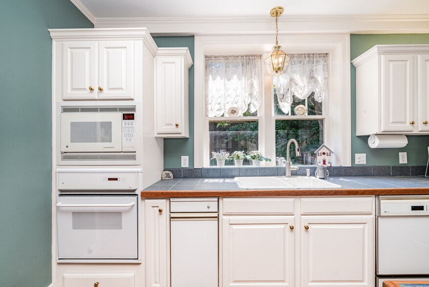 More Photos Of 137 3rd Ave N, Franklin Office For Lease