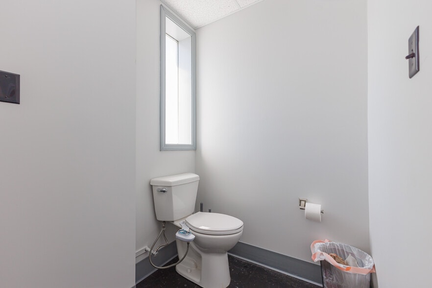 More Photos Of 5513 N Oxford St, Indianapolis Showroom For Lease