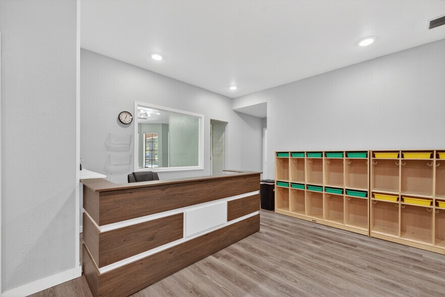 More Photos Of 109 Jasper Dr, Marshall Office For Sale