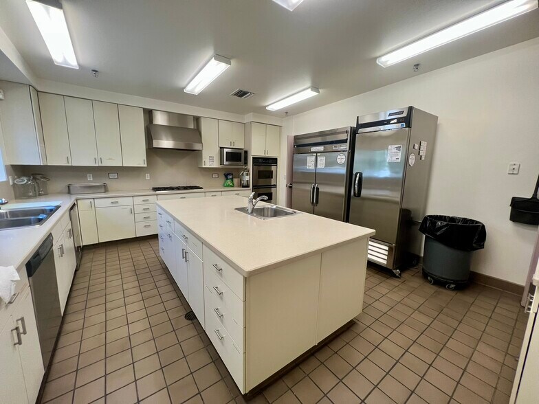 More Photos Of 1020 E Ramon Rd, Palm Springs Religious Facility For Lease