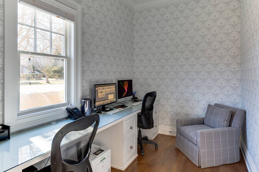 More Photos Of 26 Montauk Hwy, East Hampton Office For Sale