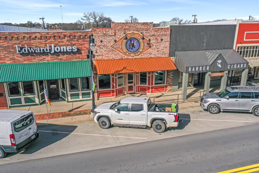 More Photos Of 207 Clay St, Nocona Storefront For Lease