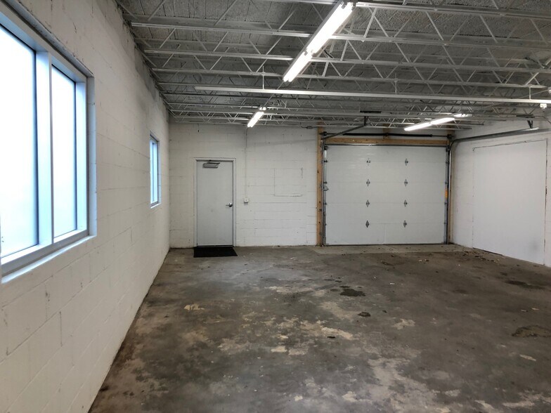 More Photos Of 5213 W Broadway Ave, Minneapolis Auto Dealership For Lease