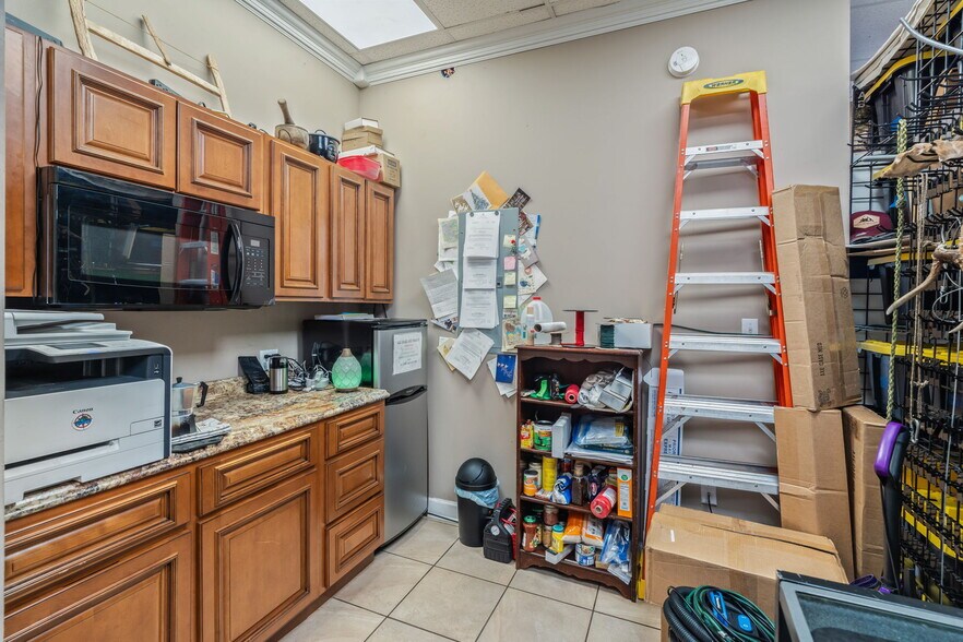 More Photos Of 927 S Charles G Seivers Blvd, Clinton General Retail For Sale