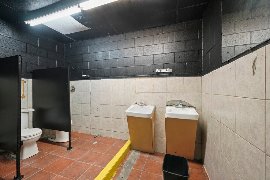 More Photos Of 200 S Frazier St, Conroe Bar For Sale