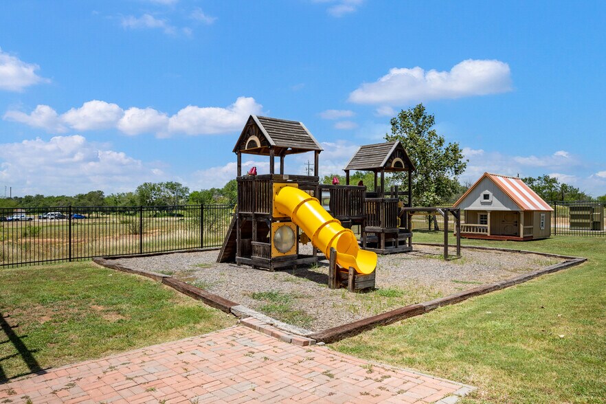 More Photos Of 140 Paloma Dr, Floresville Office For Sale