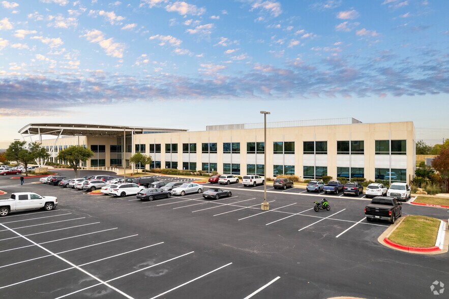 More Photos Of 810 Hester's Crossing, Round Rock Office For Lease