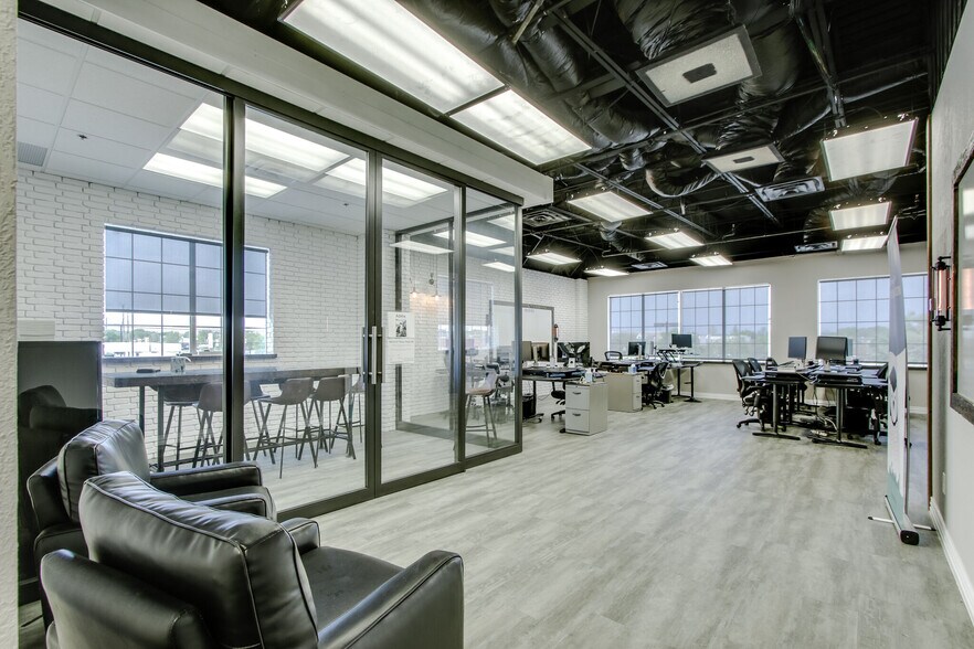 More Photos Of 125 Bear Creek Pky, Keller Loft Creative Space For Sale