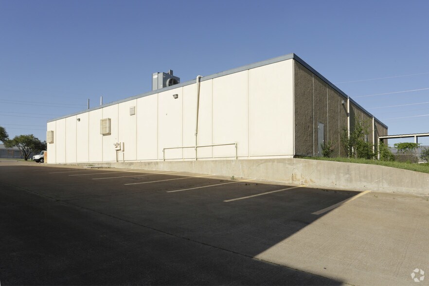 More Photos Of 320-322 International Pky, Arlington Warehouse For Lease