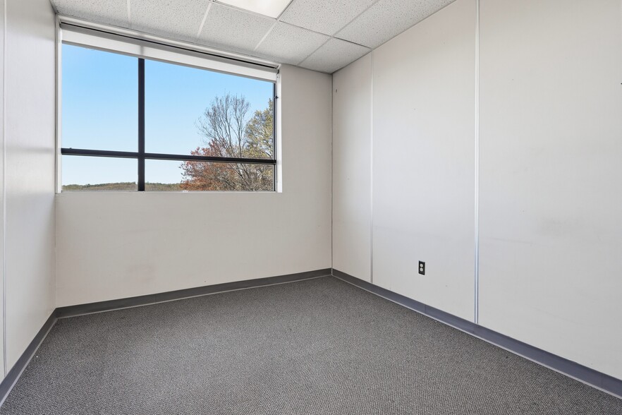 More Photos Of 562 Captain Neville Dr, Waterbury Manufacturing For Lease