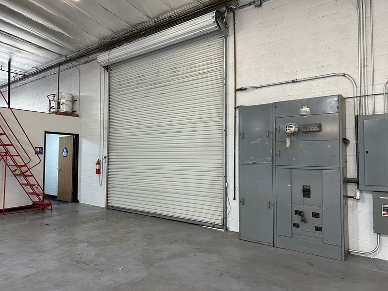 More Photos Of 20821 Dearborn St, Chatsworth Warehouse For Lease