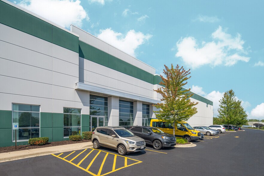 More Photos Of 100 W Oakwood Rd, Oak Creek Manufacturing For Lease