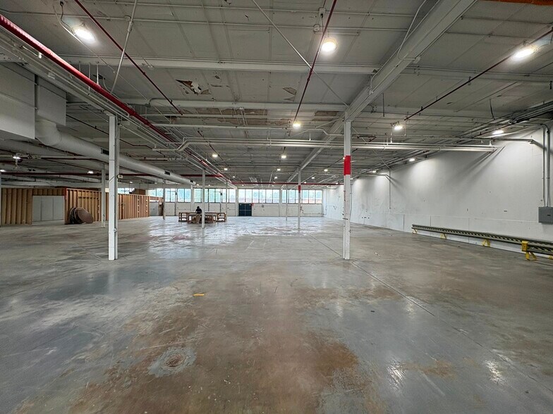 More Photos Of 4242 W Bryn Mawr Ave, Chicago Manufacturing For Lease