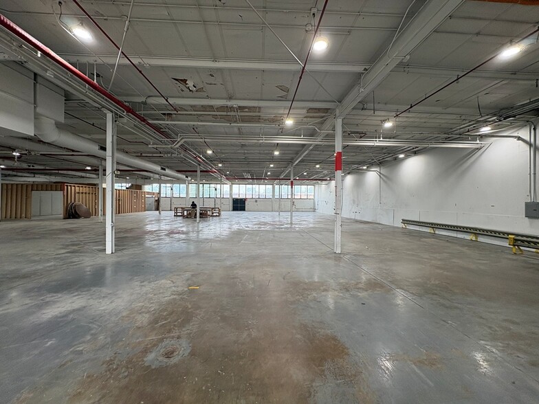 More Photos Of 4242 W Bryn Mawr Ave, Chicago Manufacturing For Lease