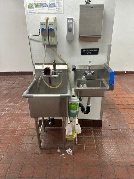 More Photos Of 7601-7617 Vineland Ave, Sun Valley Freestanding For Lease