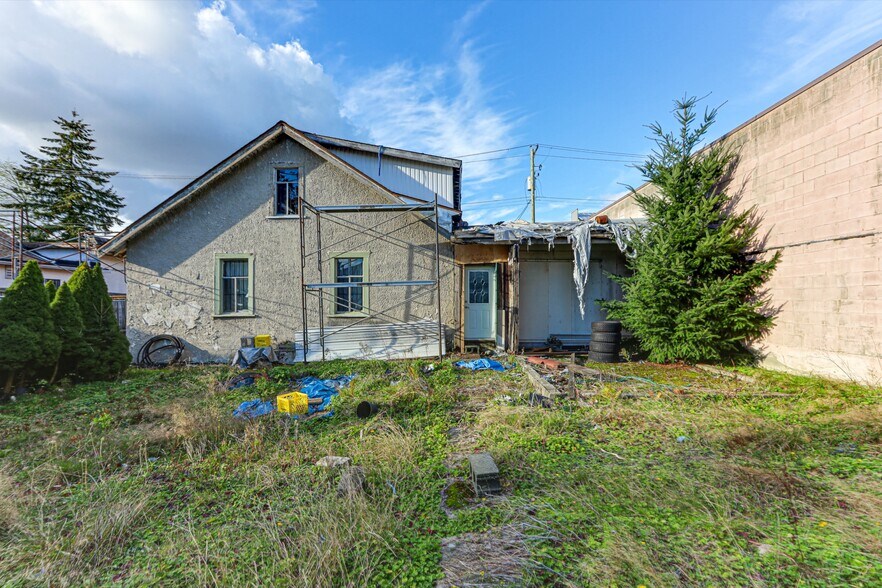 More Photos Of 7474 Edmonds St, Burnaby Storefront For Sale