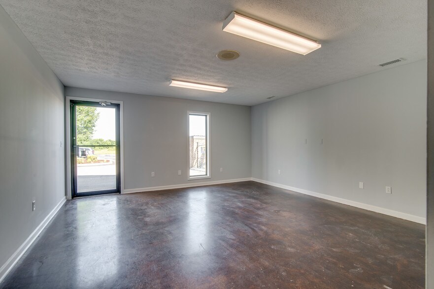 More Photos Of 100 Mooreland Dr, Springfield Warehouse For Lease