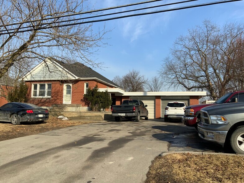 More Photos Of 1648 Taunton, Clarington Restaurant For Lease