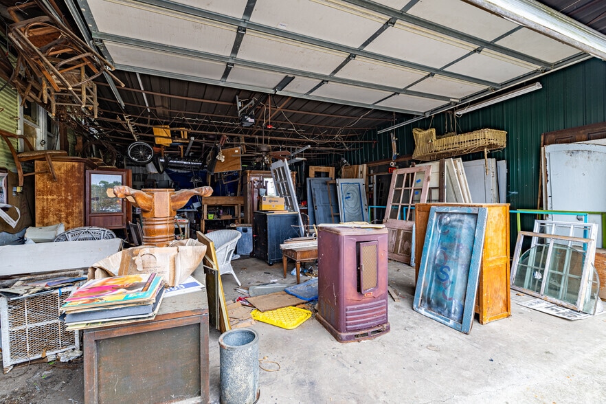More Photos Of 110 W Valentine St, Tyler General Retail For Sale