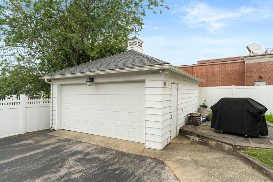 More Photos Of 32 E Main St, Mystic Office For Sale