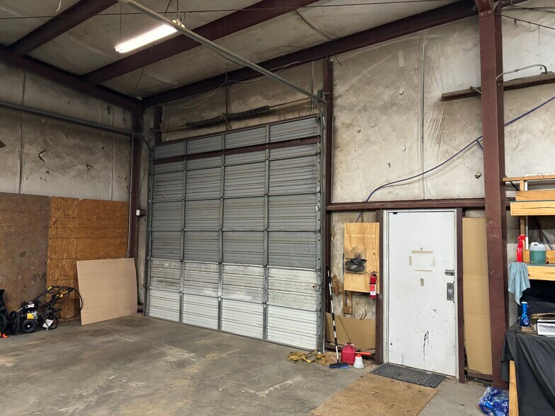 More Photos Of 441 Burton Rd, Lexington Warehouse For Lease