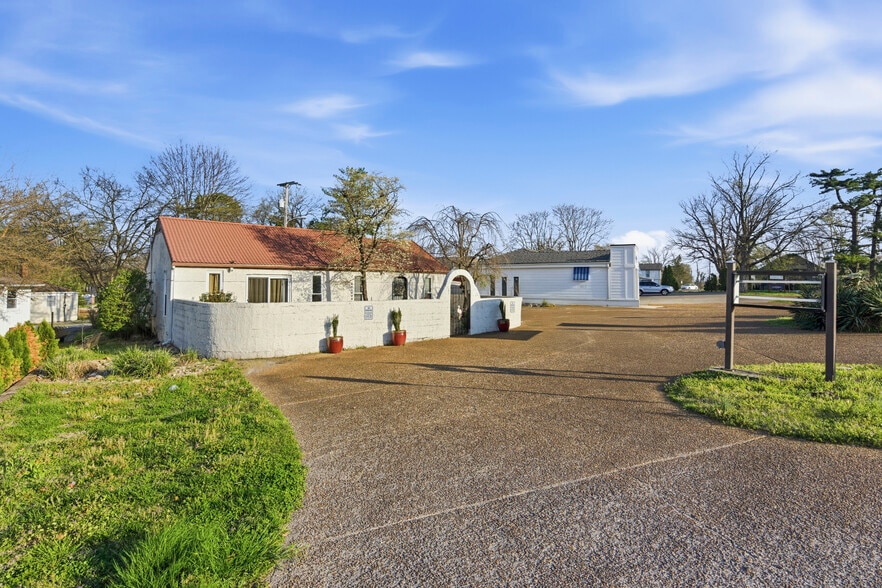 More Photos Of 2831 Columbine Pl, Nashville Freestanding For Sale