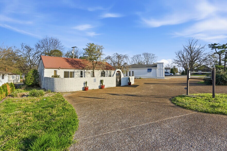 More Photos Of 2831 Columbine Pl, Nashville Freestanding For Sale