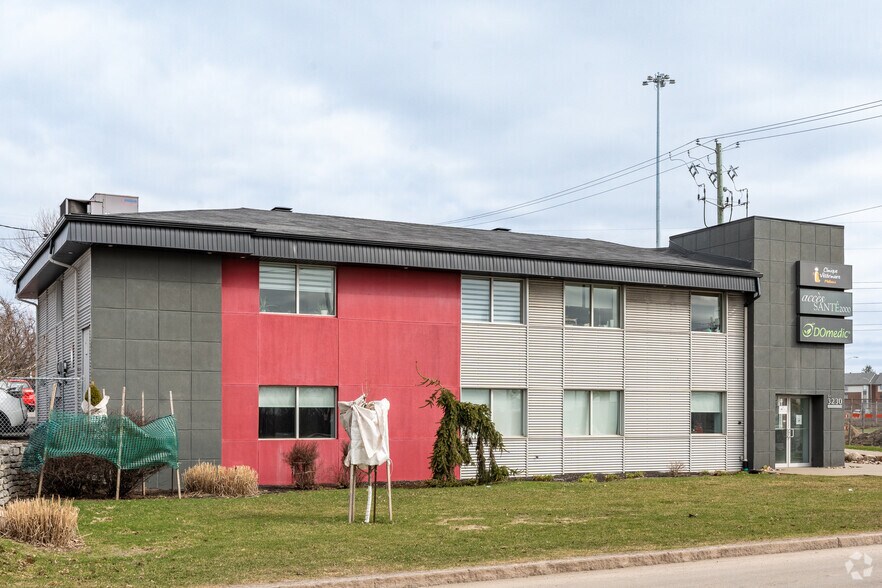 More Photos Of 3230 Ch Saint Louis, Québec Freestanding For Lease