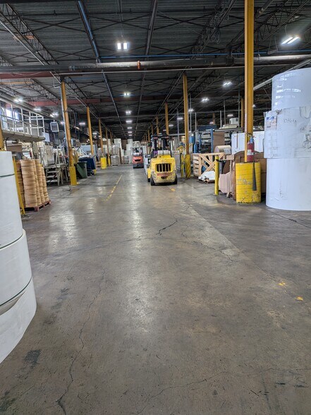 More Photos Of 4985 Rue Hickmore, Montréal Warehouse For Lease