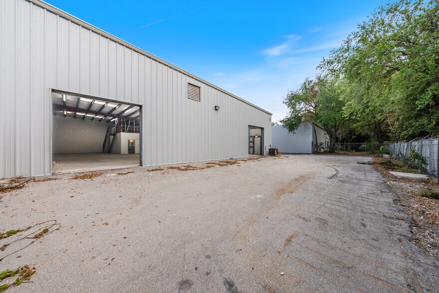 More Photos Of 4440 Domestic Ave, Naples Warehouse For Lease