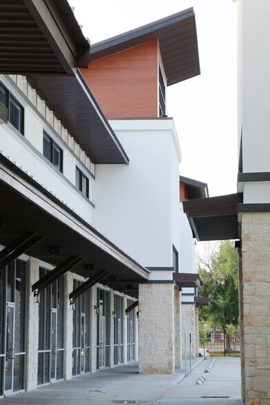 More Photos Of 9889 United Drive, Houston Office For Lease