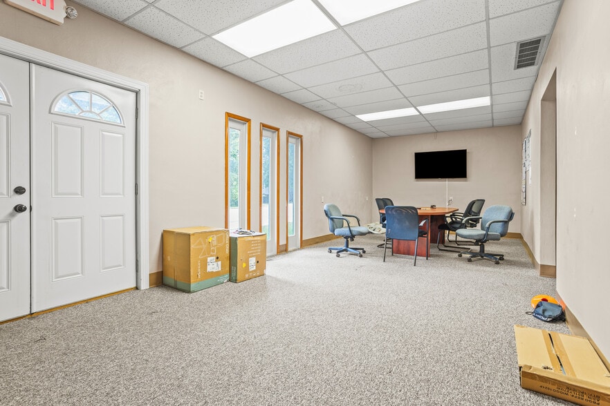 More Photos Of 105 Sycamore St, Medway Medical For Sale