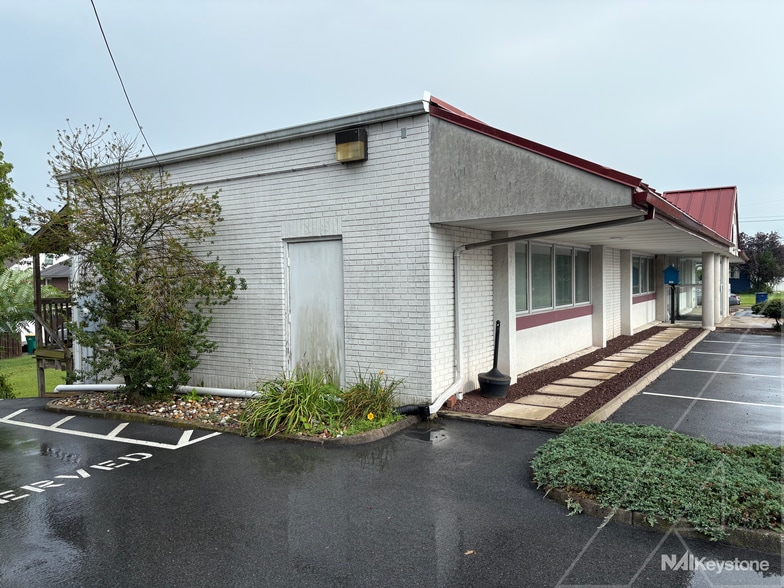 More Photos Of 35 S Dwight St, West Lawn Office For Sale